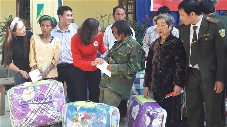 Hội Chữ thập đỏ tỉnh và các nhà hảo tâm trao quà tại xã biên giới Mường Típ, huyện Kỳ Sơn