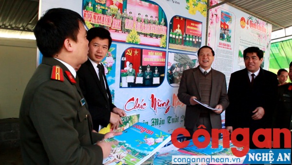 Các đại biểu tham quan gian trưng bày Báo Công an Nghệ An