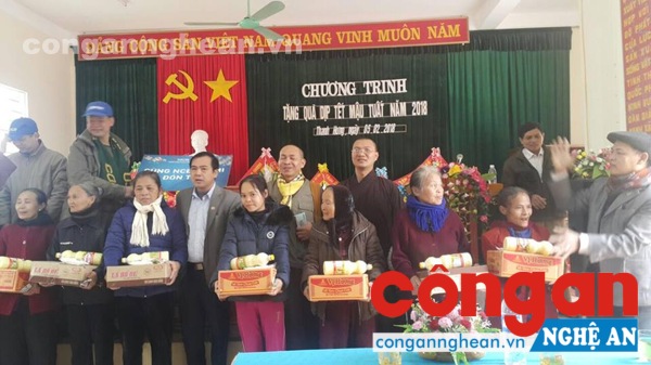 Hàng trăm suất quà ý nghĩa được Đoàn trao tới tận tay các hộ gia đình nghèo tại xã Thanh Hưng, huyện Thanh Chương