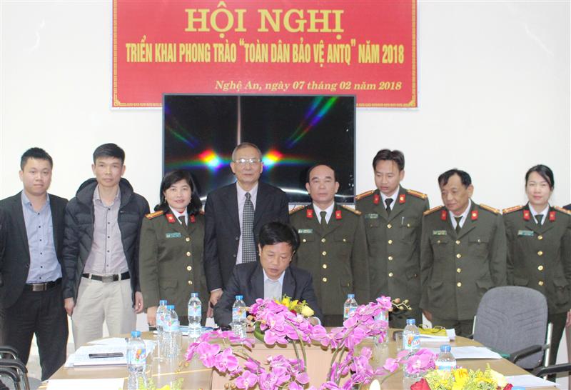 Cán bộ công nhân viên ký cam kết triển khai phong trào Toàn dân bảo vệ ANTQ năm 2018