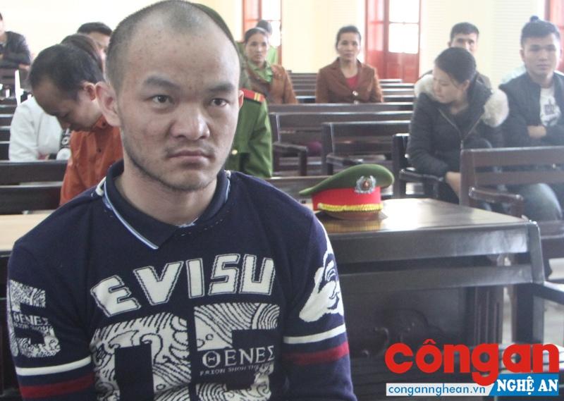 Phiên tòa xét xử bị cáo Thò Nỏ Tủa (người Lào) về các hành vi giết người, mua bán trái phép chất ma túy và tàng trữ vũ khí quân dụng