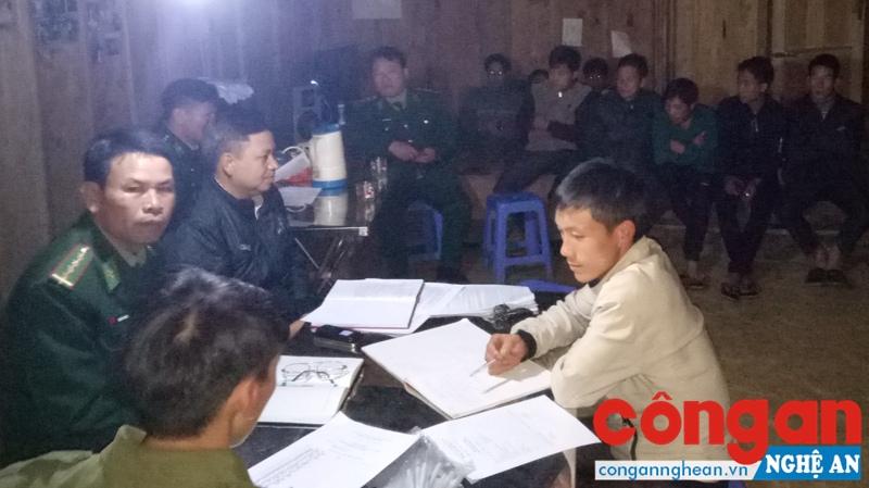 Đồn BP Na Ngoi phối hợp với địa phương tổ chức tuyên truyền, vận động nhân dân giao nộp vũ khí tại các điểm bản