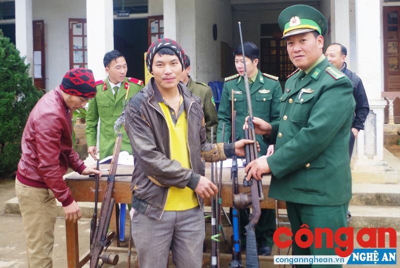 Đồn BP Na Ngoi và lực lượng chức năng tiếp nhận vũ khí tự chế do người dân giao nộp