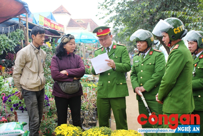Cảnh sát Trật tự kiểm tra, xử lý các trường hợp lấn chiếm hành lang ATGT