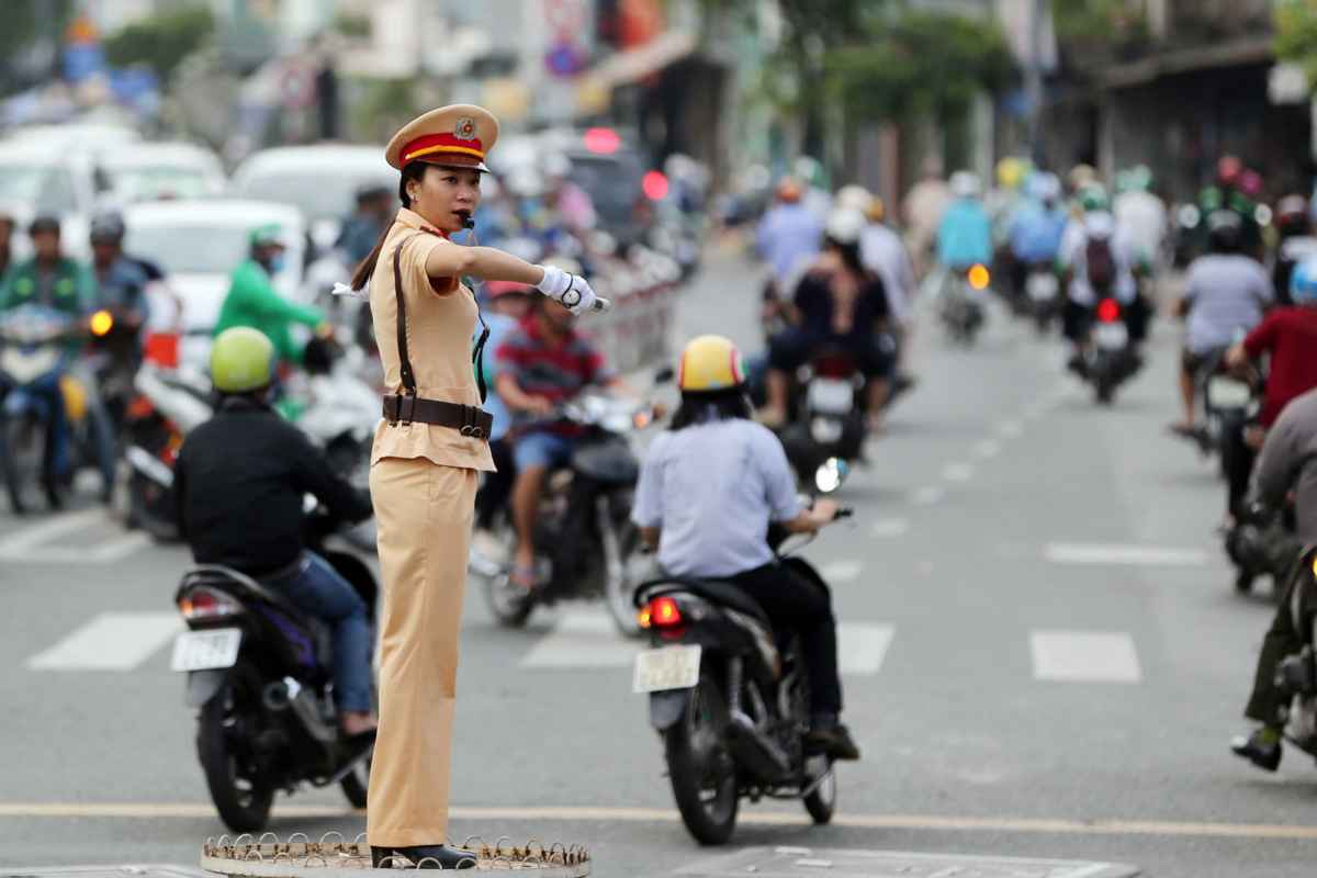 Nữ CSGT điều tiết giao thông giờ cao điểm