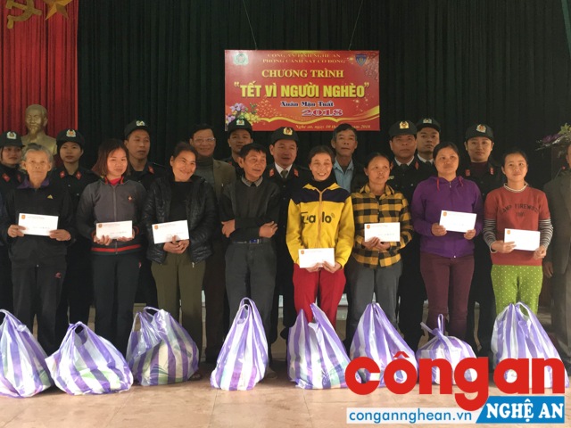Tặng quà cho các gia đình có hoàn cảnh khó khăn