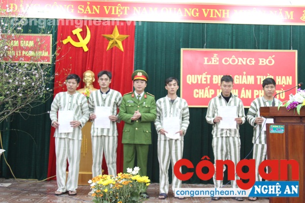 2 tập thể và 5 cá nhân phạm nhân đạt được nhiều thành tích nổi bật được nhận quà khen thưởng từ Trại tạm giam. 