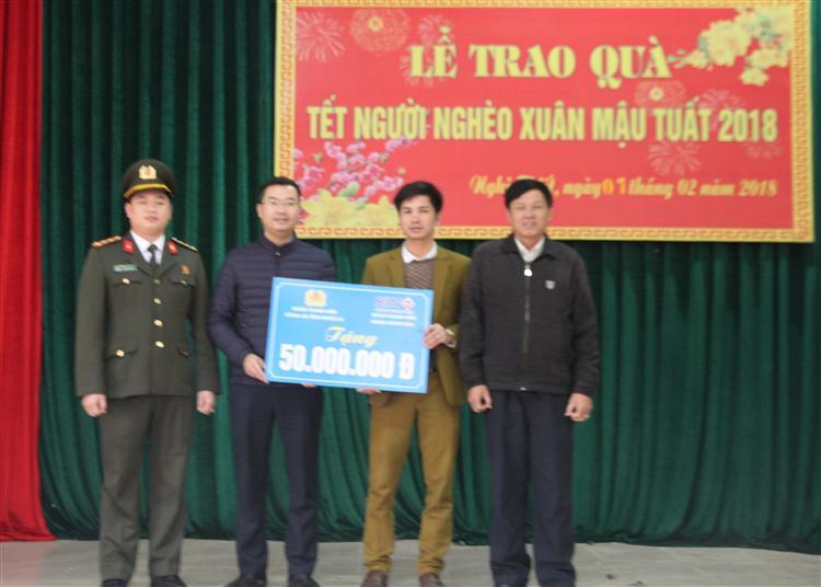 Đoàn công tác và đại diện chính quyền xã Nghi Thiết nhận quà Tết