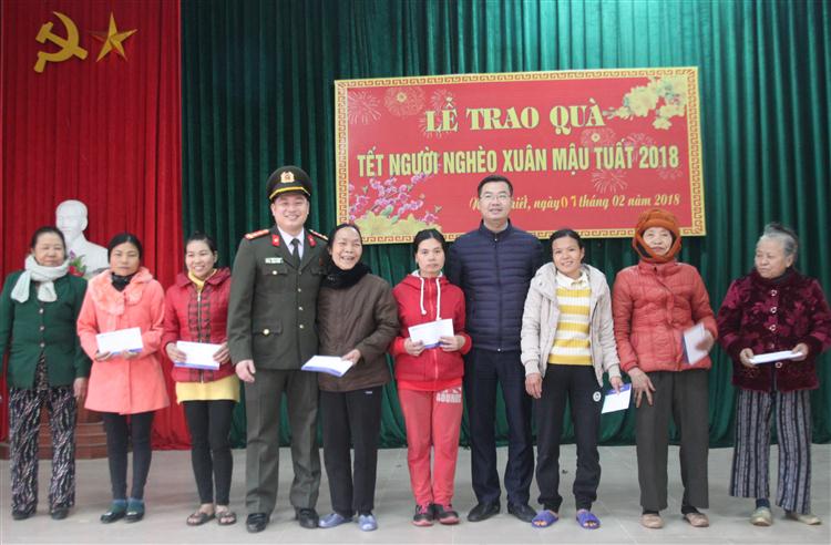 Trao quà tết cho các hộ nghèo
