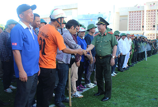 Đồng chí Thượng tướng Bùi Văn Nam, Ủy viên Trung ương Đảng, Thứ trưởng Bộ Công an chúc mừng lực lượng Công an tham gia diễn tập thực binh tình huống vào tháng 8/2017