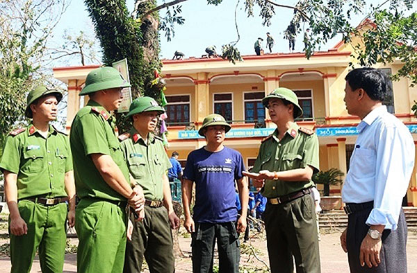 Đồng chí Đại tá Lê Văn Sao, Giám đốc Công an tỉnh xuống địa bàn trực tiếp chỉ đạo công tác khắc phục hậu quả sau bão số 10 tại TX Kỳ Anh