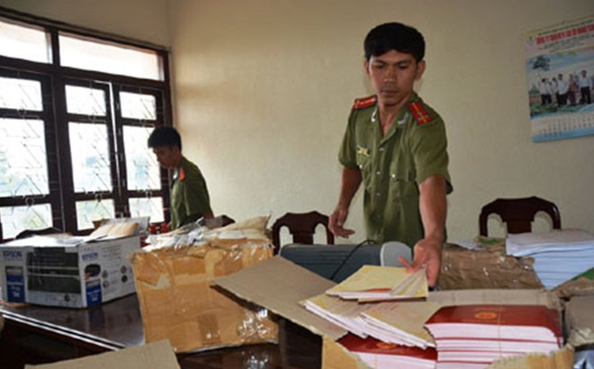 Lực lượng công an trong một chuyên án điều tra bằng cấp giả.