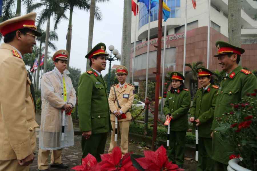 Thăm hỏi CBCS CSGT làm nhiệm vụ tại các giao lộ ở thành phố Vinh