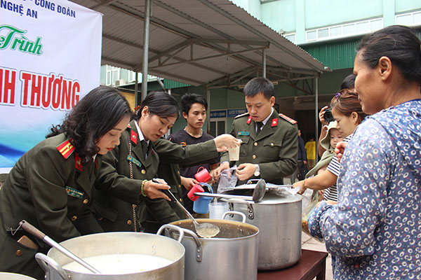 Chương trình “Bát cháo tình thương” được Công an các đơn vị, địa phương duy trì tại các bệnh viện trong nhiều năm qua