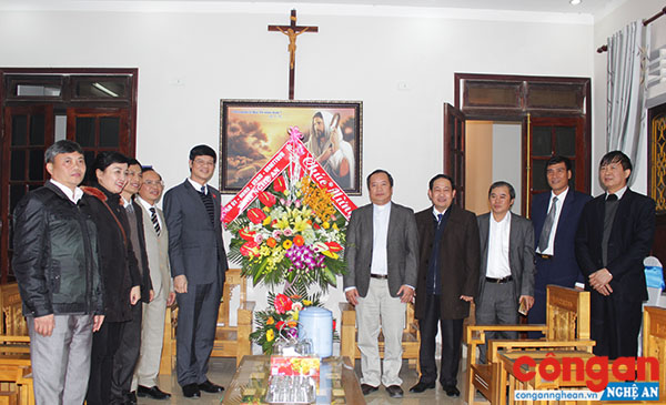 Lãnh đạo UBND tỉnh và các cấp, ngành tặng quà các giáo xứ nhân dịp Noel 2017