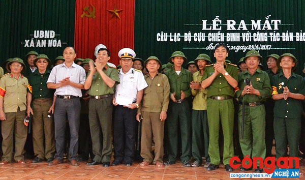 Đồng chí Đại tá Lê Khắc Thuyết, Phó Giám đốc Công an tỉnh dự Lễ ra mắt Câu lạc bộ Cựu chiến binh với công tác đảm bảo ANTT tại xã An Hòa, huyện Quỳnh Lưu