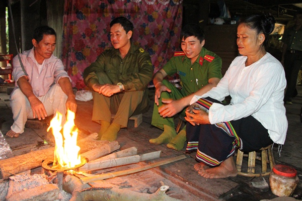 ANTT tại vùng đặc thù cơ bản được đảm bảo nhờ việc phát huy sức mạnh toàn dân (Trong ảnh: CBCS Đội Xây dựng phong trào và Phụ trách xã về ANTT Công an huyện Quế Phong gặp gỡ người có uy tín tiêu biểu của xã Mường Nọc)
