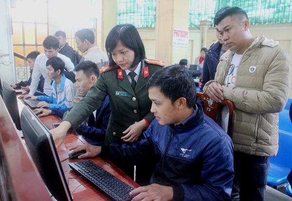Cán bộ Phòng Quản lý xuất nhập cảnh hướng dẫn công dân làm thủ tục xuất nhập cảnh trên tờ khai điện tử đề nghị cấp hộ chiếu