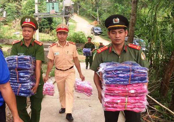 Đoàn Thanh niên, Hội Phụ nữ Phòng Quản lý XNC phối hợp với Đoàn Thanh niên Công an tỉnh tổ chức các hoạt động thăm hỏi, tặng quà cho học sinh nghèo vượt khó