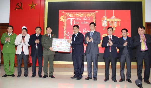 Lãnh đạo tỉnh tặng quà Tết cho Công an Nghệ An