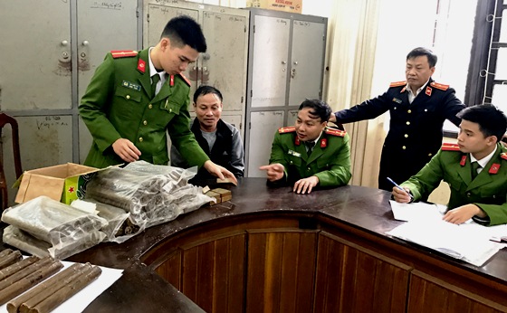 Công an TX Cửa Lò phối hợp với Viện kiểm sát nhân dân thị xã tiến hành mở niêm phong tang vật trong vụ mua bán pháo nổ