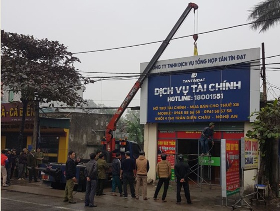 Công an thị trấn Diễn Châu phối hợp với các lực lượng chức năng giải tỏa hành lang an toàn giao thông 