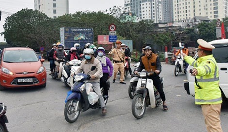 CSGT hướng dẫn người dân đi lại an toàn.