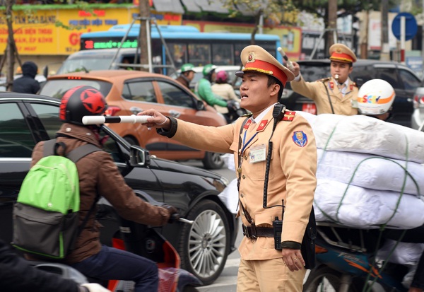 CSGT phân luồng chống ùn tắc.