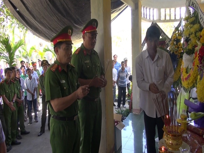 Đồng đội đến viếng tại đám tang.