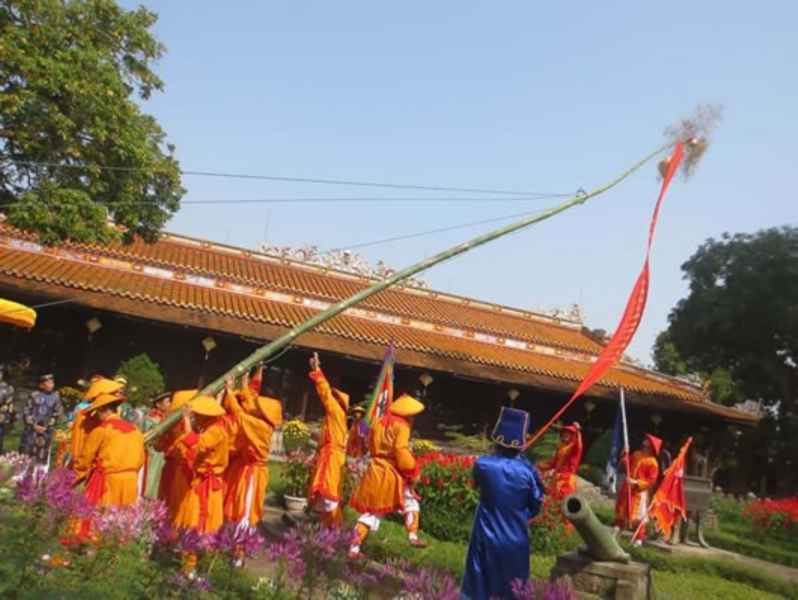 Nhiều địa phương, phong tục hạ cây nêu được tổ chức rất chu đáo