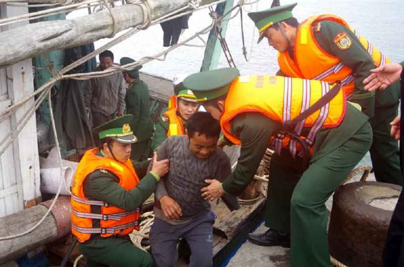 Các thuyền viên được lên bờ an toàn