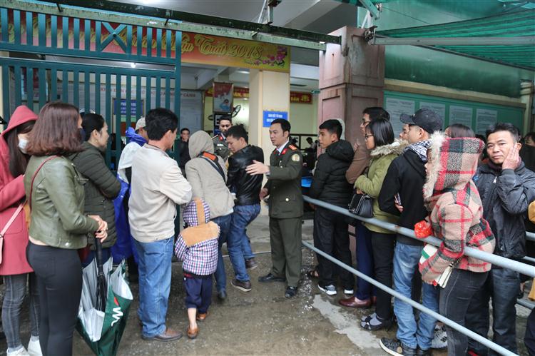 Đông đảo người dân có mặt tại trụ sở làm việc từ sớm để làm thủ tục