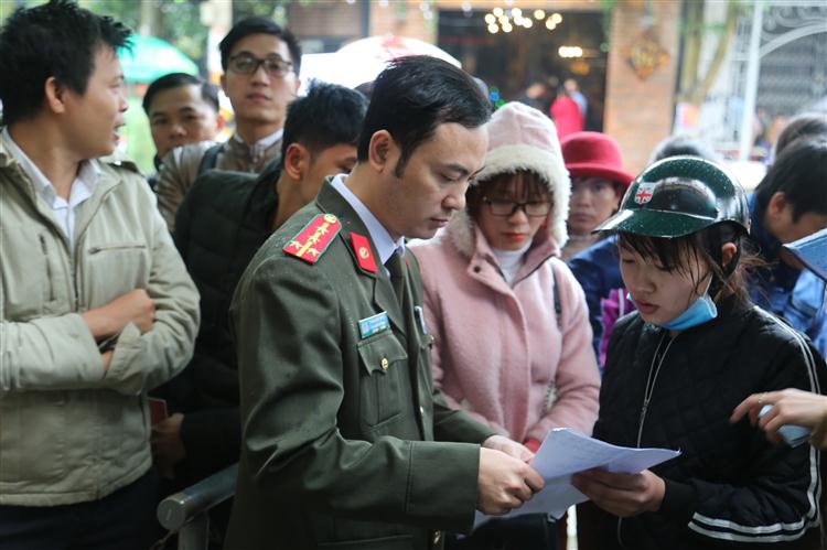Người dân được các cán bộ hướng dẫn làm thủ tục ngay ngoài trụ sở và tại bàn hướng dấn
