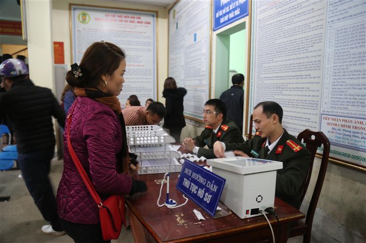 Người dân được các cán bộ hướng dẫn làm thủ tục ngay ngoài trụ sở và tại bàn hướng dấn