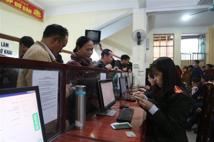 Người dân được cán bộ hỗ trợ thực hiện tờ khai điện tử