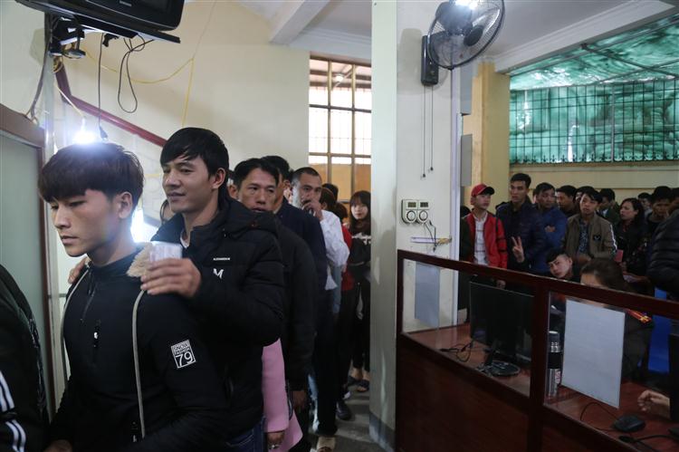 Người dân trật tự xếp hàng chờ đến lượt làm việc