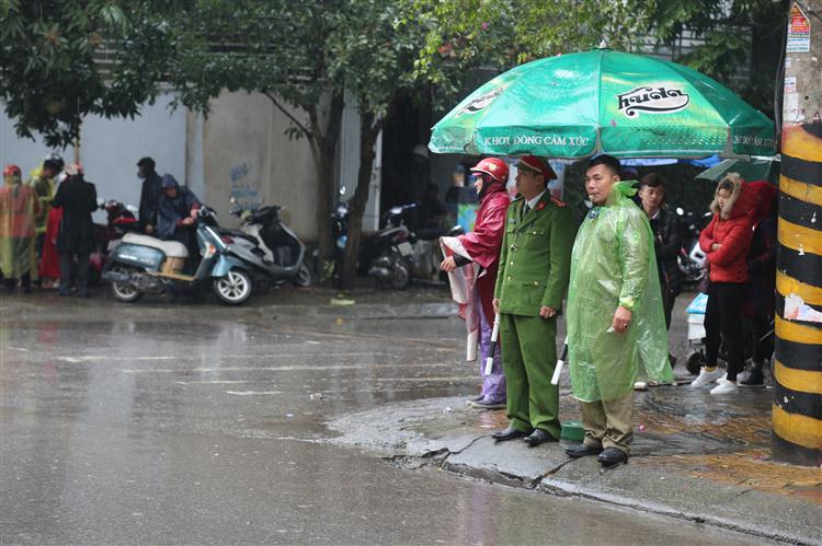 Mặc dù thời tiết bất lợi nhưng lực lượng Công an, bảo về dân phố vẫn nghiêm túc triển khai công tác đảm bảo an ninh trật tự ngoài trụ sở.