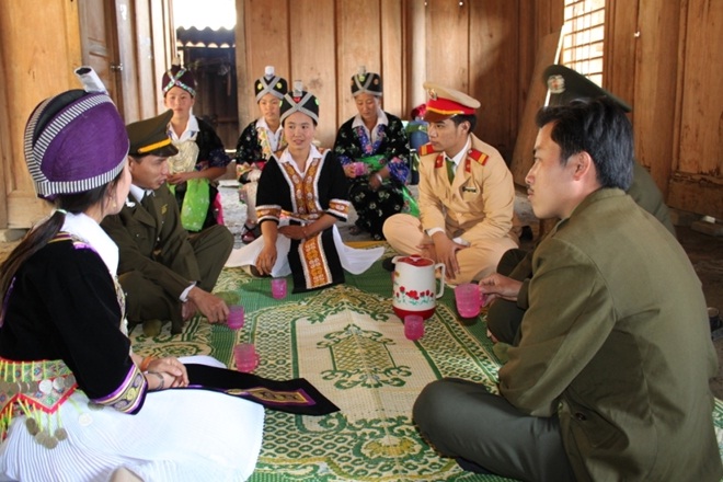 Lực lượng Công an Nghệ An luôn bám bản giúp đỡ nhân dân ổn định, phát triển cuộc sống.