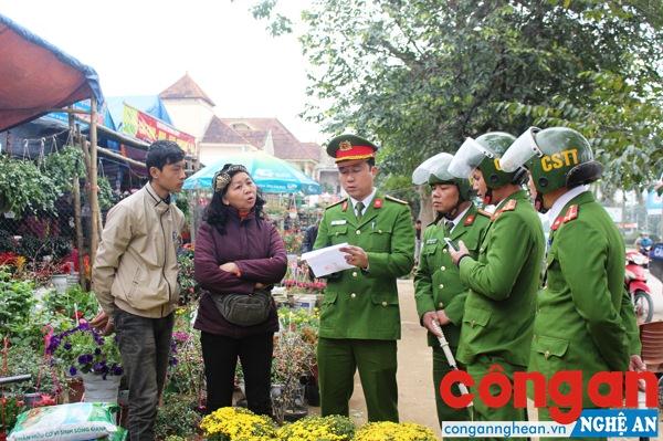 CBCS Cảnh sát Trật tự Công an tỉnh nhắc nhở người dân chấp hành quy định pháp luật về trật tự công cộng, trật tự đô thị