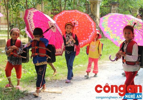 Học sinh vui vẻ đến trường sau dịp nghỉ Tết