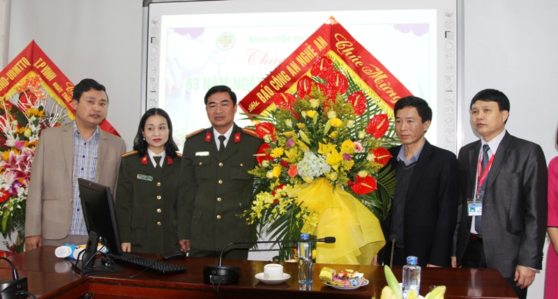 Báo Công an Nghệ An chúc mừng Bệnh viện Đa khoa TP Vinh.