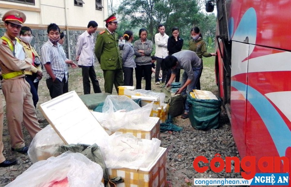 Lực lượng chức năng bắt giữ xe khách vận chuyển thực phẩm không rõ nguồn gốc - Ảnh: Nguồn internet 
