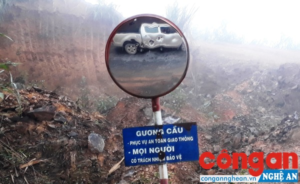 Một gương cầu lồi bị ném đá gây méo mó, không phát huy được tác dụng