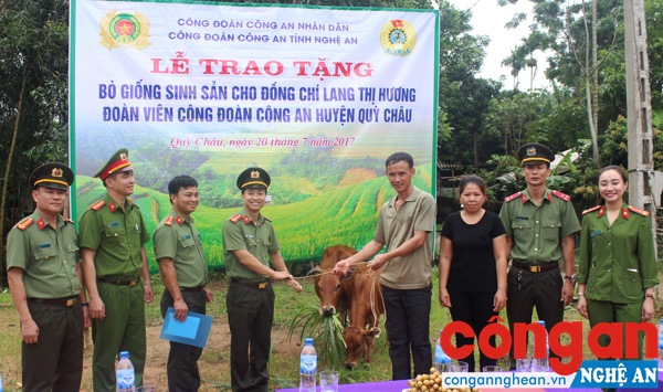 Công đoàn Công an Nghệ An trao quà cho đoàn viên Công đoàn Công an huyện Quỳ Châu