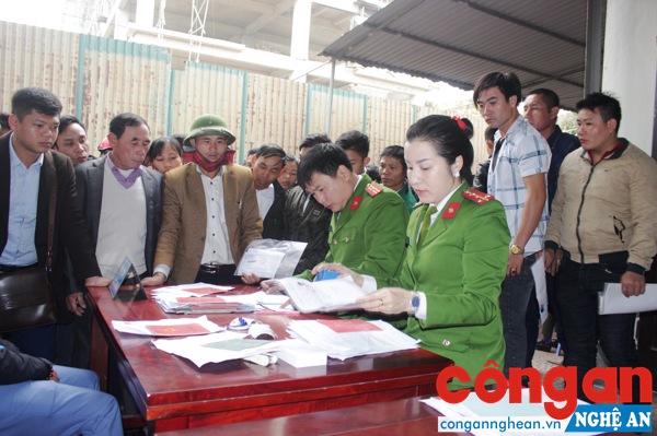 Cán bộ tại “Bộ phận một cửa” làm thủ tục cấp CMND cho người dân 