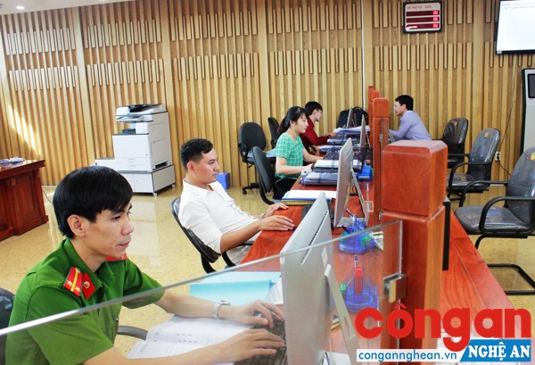 Cán bộ công chức thực hiện nhiệm vụ tại “Bộ phận một cửa liên thông”, Trung tâm Hỗ trợ và Xúc tiến đầu tư tỉnh
