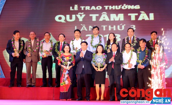 Quỹ Tâm Tài Nghệ An trao thưởng cho 84 cá nhân, tập thể có nhiều thành tích tiêu biểu trong năm qua