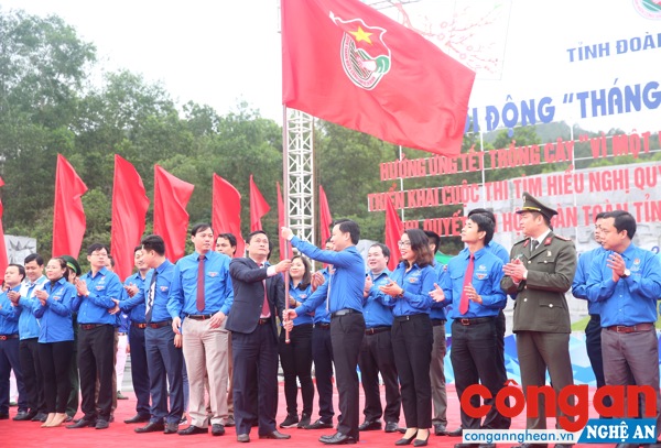 Đồng chí Thái Thanh Quý, Ủy viên dự khuyết Trung ương Đảng, Trưởng ban Dân vận Tỉnh ủy trao lá cờ truyền thống cho đại diện tuổi trẻ tỉnh Nghệ An tại lễ phát động hưởng ứng Tháng thanh niên 2018