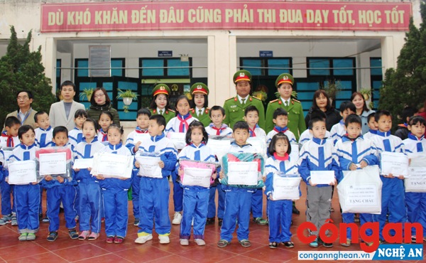 Các hoạt động tình nghĩa tiếp tục được lan tỏa mạnh mẽ trong các tổ chức đoàn thể cơ sở (Trong ảnh: Chi đoàn Phòng Cảnh sát Môi trường tặng quà cho học sinh có hoàn cảnh khó khăn tại Trường THCS Hưng Lộc, TP Vinh)