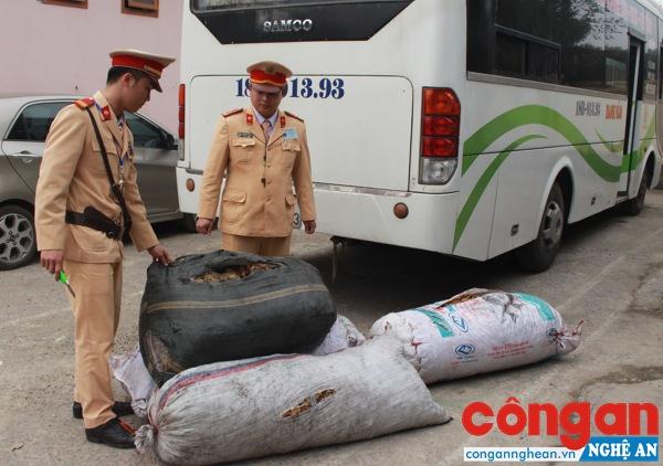 Hơn 3 tạ  mỡ  động vật  không rõ  nguồn gốc bị thu giữ